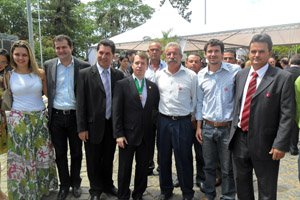 DA ESQUERDA P/ DIREITA: THAIS 1&ordf; DAMA DE SERITINGA, DENYS CARVALHO PREFEITO DE SERITINGA, ADRIANO MAGALHAES SECRETARIO DA SEMAD, JOS&Eacute; GERALDO PREFEITO DE CARVALHOS, PAULO SENADOR PREFEITO DE AIURUOCA, JAVAN ASSESSORIA DO PREFEITO DE AIURUOCA, GERALDO RAMOS PREFEITO DE SERRANOS. ATRAS: RONALDO LEAL VEREADOR DE SERITINGA, HENRIQUE MOTA VICE PREFEITO DE SERITINGA E RICARDO DA SILVA VEREADOR DE SERITINGA