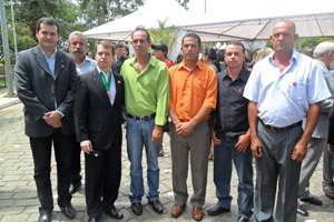 DA ESQ. P/ DIR: DENYS CARVALHO PREFEITO DE SERITINGA, PAULO SENADOR PREFEITO DE AIURUOCA, ADRIANO MAGALH&Atilde;ES SECRETARIO DA SEMAD, JOS&Eacute; MARIA VEREADOR DE SERITINGA, RICARDO DA SILVA VEREADOR DE SERITINGA, HENRIQUE MOTA VICE PREFEITO DE SERITINGA E RONALDO LEAL VEREADOR DE SERITINGA