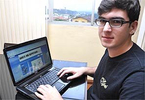 O estudante Guilherme Andrade adotou dois deputados: o petista Miguel Correia e Toninho Pinheiro (PP)