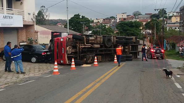 Caminhão carregado de carvão tomba dentro da cidade de Andrelândia, Minas Gerais